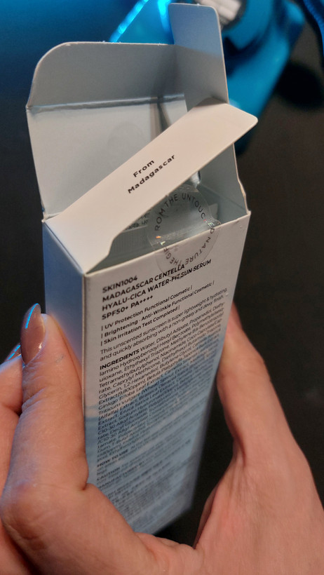 كرم ضدآفتاب بي رنگ سنتلا 1004 مدل ماداگاسكار SPF50 مناسب انواع پوست حجم 50 ميل