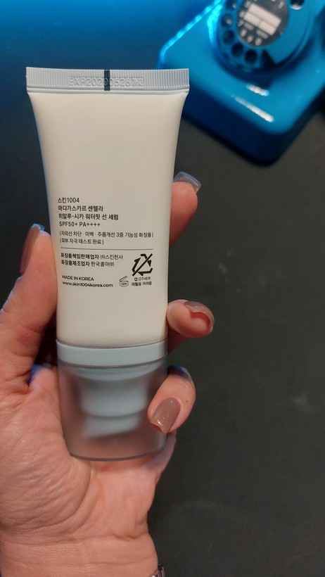 كرم ضدآفتاب بي رنگ سنتلا 1004 مدل ماداگاسكار SPF50 مناسب انواع پوست حجم 50 ميل