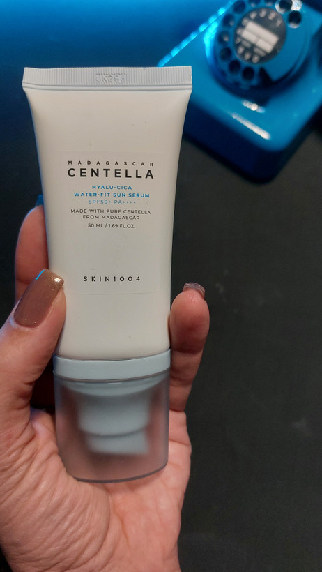 كرم ضدآفتاب بي رنگ سنتلا 1004 مدل ماداگاسكار SPF50 مناسب انواع پوست حجم 50 ميل