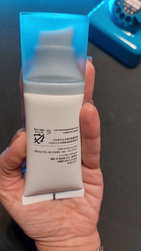 كرم ضدآفتاب بي رنگ سنتلا 1004 مدل ماداگاسكار SPF50 مناسب انواع پوست حجم 50 ميل