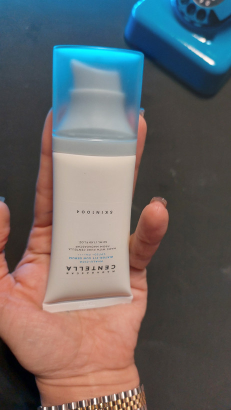 كرم ضدآفتاب بي رنگ سنتلا 1004 مدل ماداگاسكار SPF50 مناسب انواع پوست حجم 50 ميل